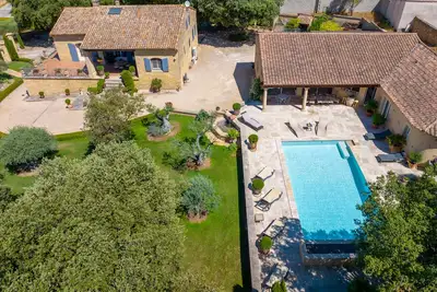 Image de Propriété entre Pt du Gard/Uzes tout confort  terrain de 3500m2 piscine Chauffee