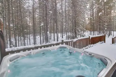 Image de 269 $. 99 SPÉCIAL DERNIÈRE Minute! Island Park Getaway | Cabine confortable | Spa privatif