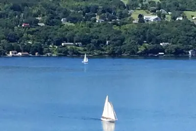 Image de Retraite de luxe privée. . . Perché au sommet d'un bluff, vue incroyable sur le lac et le village