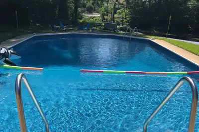 Image de Maison du sud pittoresque avec piscine et lac