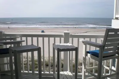 Image de Condo en bord de mer avec piscine et bain à remous