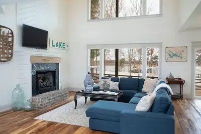 Image de Easy Peasy -lakefront home voiturette de golf Tim’s Ford Lake