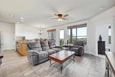 Image de Villa de charme sur le lac Travis dans les collines du Hollows Resort, piscines, sentiers, port de plaisance