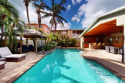 Image de Lido Breeze - 1/2 Block From Beach - Piscine privée