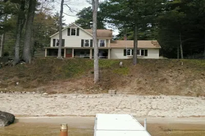 Image de Belle maison au bord du lac sur le lac Sebago, Ă 100 pieds de la plage de sable