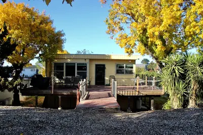 Image de Maison au bord de l'eau avec grande terrasse et quai. WiFi, pas de télévision par câble