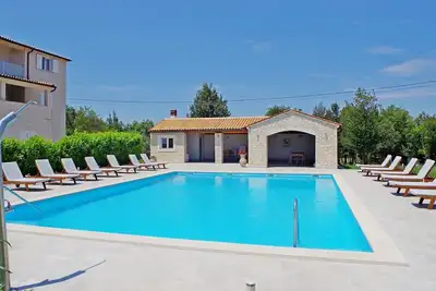 Image de Appartement de vacances, piscine commune, grand jardin avec barbecue, Ă 1800 m de la plage