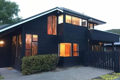 Image de \"CedarView at Kinloch\" - une maison de vacances brillante avec une vue imprenable