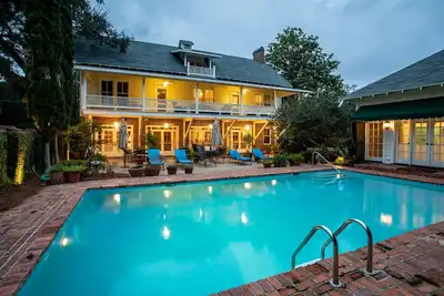 Image de Unique en son genre. Grande piscine privée. Promenade à la plage et au village. Sommeil 16.