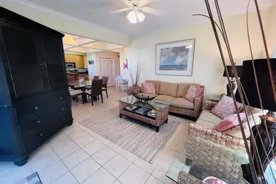 Image de Condo de luxe et tous vos besoins de plage à condition que tout ce dont vous avez besoin soit votre maillot de bain