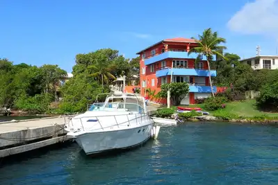 Image de Coral Cove: élégant appartement au bord de l'eau avec une vue spectaculaire sur le paradis