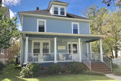 Image de The Sandlot House: voiturette de golf incluse. Emplacement parfait. À quelques pas de la plage.