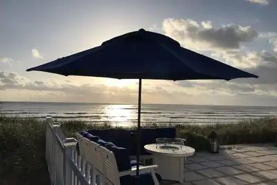 Image de Charme Direct Oceanfront Beach Cottage des années 1940 dans un emplacement parfait!