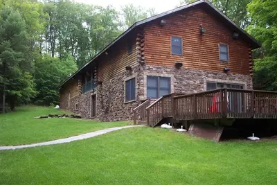 Image de Grande cabine moderne avec bain à remous niché dans les bois