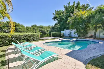 Image de 1 bloc à la plage sur la piscine chauffée du lac privé, Spa 6937 Holmes Blvd.