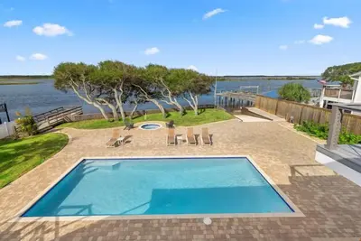Image de Grande maison de luxe au bord de l'eau, Lg. Piscine, bain Ă remous, kayaks, salle de jeux, rampe de mise Ă l'eau
