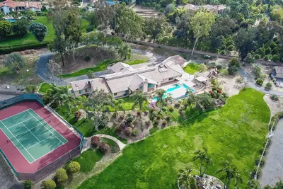 Image de Privé Rancho Sante Fe immobilier pour les grandes familles! Piscine, bain à remous et court de tennis