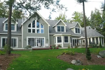 Image de Maison de luxe avec vue sur le lac. À quelques pas de la belle plage. 24 août au 7 sept. Disponible
