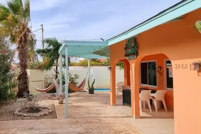Charmant bungalow avec piscine et proche 2 plage! Complètement équipé et a / c.