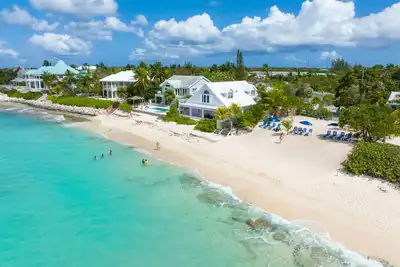 Image de Penthouse 4br, Seven Mile Beach (10 couchages), vue sur l'océan et la piscine depuis le toit-terrasse