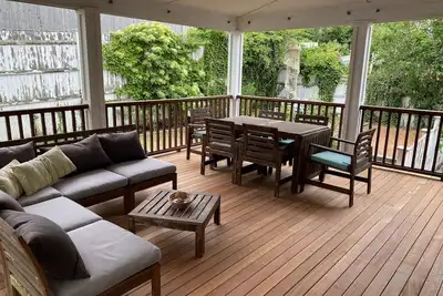 Image de Maison 3br West End privée, située au centre avec une immense terrasse couverte