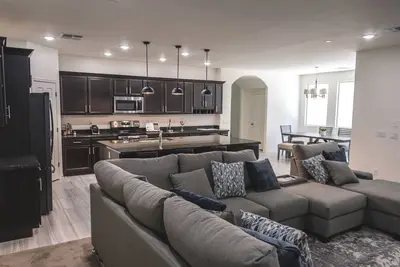 Image de Nouvelle Maison Moderne! ! Entraînement de printemps. Nfl<br>Bienvenue aux oiseaux des neiges. RÉSERVEZ Votre SÉJOUR Aujourd'Hui!