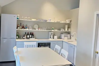 Image de Large West End Town Home, Two Br, Parking