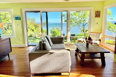 Image de Rénové Waterfront Cottage avec des vues spectaculaires et plage privée