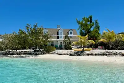 Image de Cottage sur la plage privée avec Embarcadère.