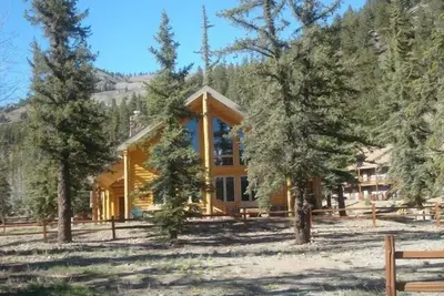 Image de Almost Heaven - Belle maison en bois rond au bord du lac
