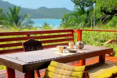 Image de Sea View Beach House: Une minute de marche de la plage, cuisine complète, de la conception authentique