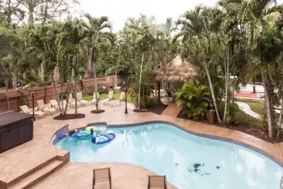 Designer Oasis Resort. . 11 Chambres D'HÔTES. Sleeps 24 Personnes