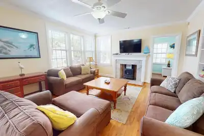 Image de # 19 13th Street - Une grande maison Tybee Beach dans un emplacement formidable - Wi-Fi gratuit