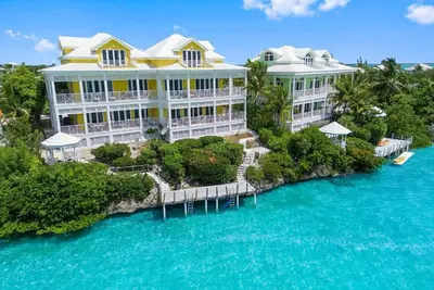 Image de Villa au bord de l'eau avec quai inc, à quelques pas de la nouvelle piscine et du restaurant. 3b \/ r 3. 5bath