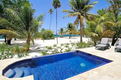Image de Front de mer | Piscine privée à la plage | Impeccablement gardé | Centre de plongée privé