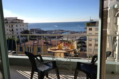 Image de Bel appartement avec terrasse et vue mer.