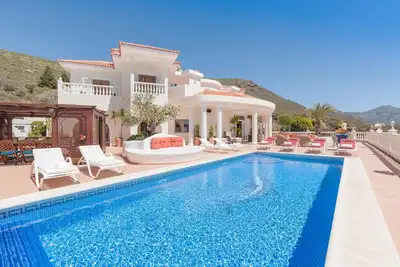 Image de Villa de luxe Adeje privée chauffée 10x4m piscine cinéma disco vue panoramique sur la mer