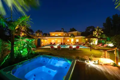 Image de Villa Penina jardins avec piscine extérieure chauffée, un jacuzzi et Jardins tropicaux