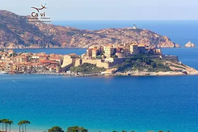 Image de studio - Calvi sur les remparts de la citadelle vue mer et montagne