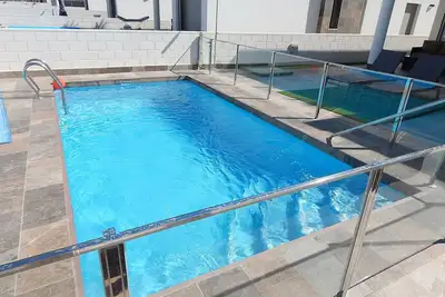 Image de Contemporary luxury villa sleeps 6, private gated pool
