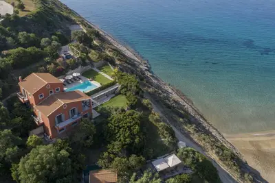 Image de Front De Plage, ACCÈS Direct À La Plage De Sable, Vue Mer Incroyable, Piscine PRIVÉE