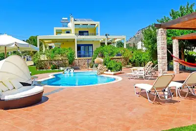 Image de Villa en bord de mer avec piscine privée à Pefkos, Lindos, Rhodes. \"Villa Angelina\".
