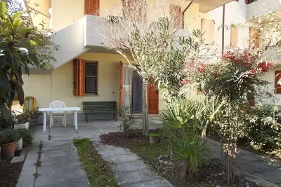 Image de Marchez jusqu'à la plage! Appartement de 5 chambres, rez-de-chaussée avec parking.