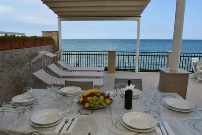 Image de Villa de plage à Fontane Bianche, Syracuse, directement sur la mer avec jacuzzi.