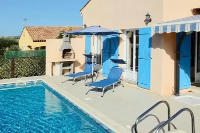Villa Pézenas. AirCon dans les chambres, piscine privée d'eau salée, promenade facile en ville.