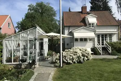 Belle maison en bois avec beaucoup de charme et de confort et un jardin ensoleillé