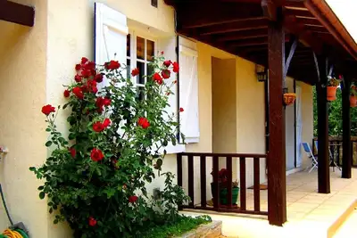 Image de Bungalow avec piscine en bois hors sol de 4 m, rural mais à proximité de Sarlat