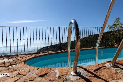 Image de Maison avec piscine privée, vue imprenable