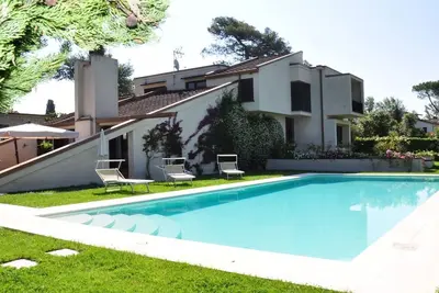 Image de VILLa entourée d'un grand jardin, avec une grande et nouvelle piscine