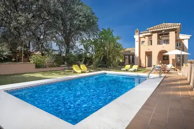 Image de Luxueuse villa andalouse avec piscine et jardin privé à seulement 20 minutes de la plage